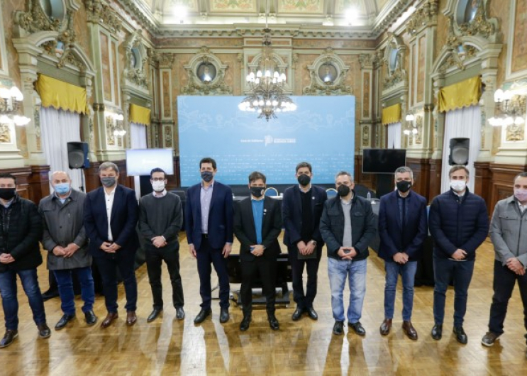 Axel Kicillof junto a Ministros e Intendentes