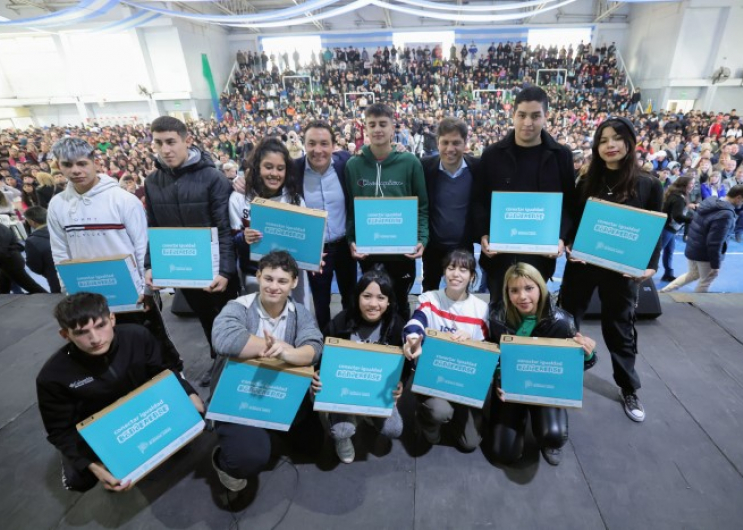 Kicillof entregó 2.150 computadoras a estudiantes de Florencio Varela