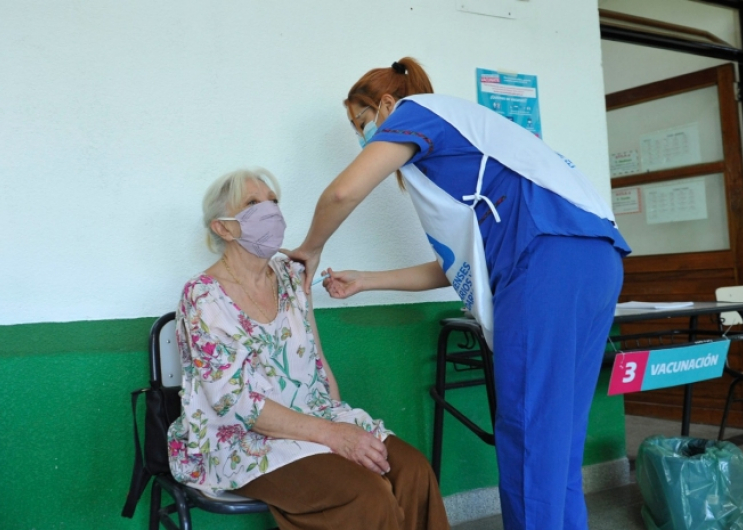La nueva etapa de vacunación alcanzó un récord de aplicaciones diarias en la Provincia