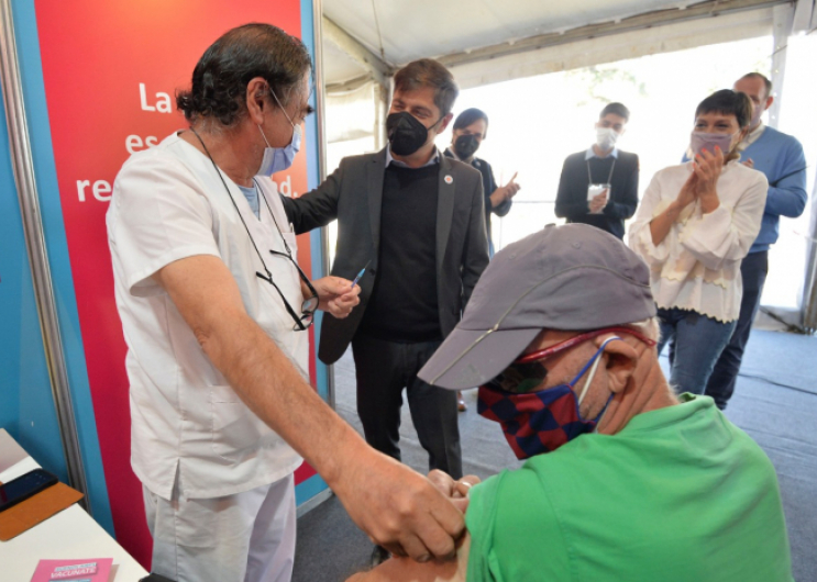 Kicillof y Mendoza visitaron el operativo de vacunación en el parque cervecero