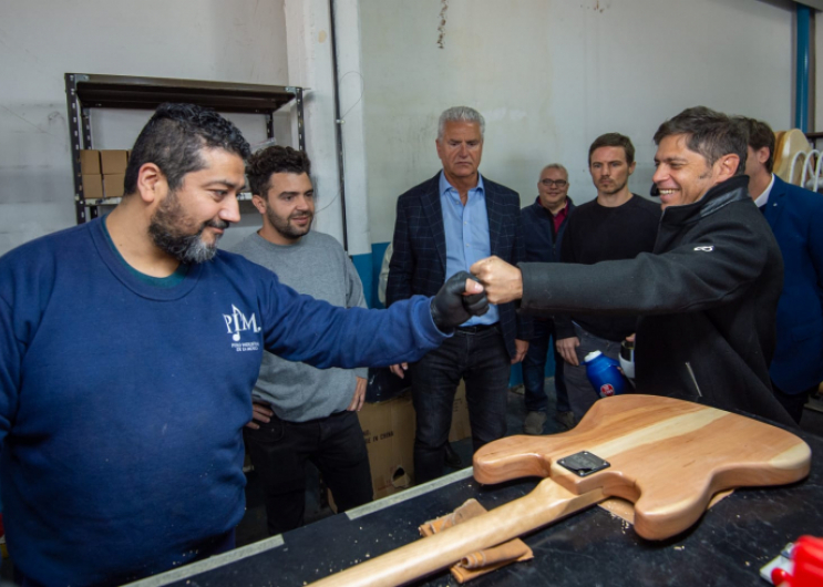 Kicillof recorrió las nuevas instalaciones de la empresa de instrumentos musicales Tevelam Vicente López