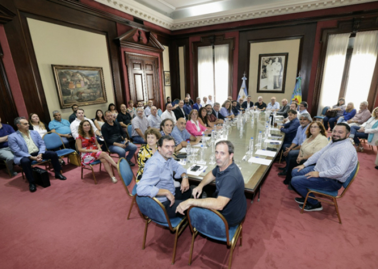 Kicillof acordó con gremios un nuevo aumento para las y los trabajadores del Estado Kicillof acordó con gremios un nuevo aumento para las y los trabajadores del Estado