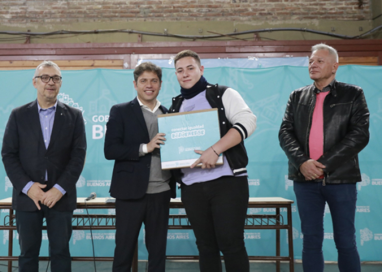 Kicillof entregó computadoras a estudiantes de San Isidro