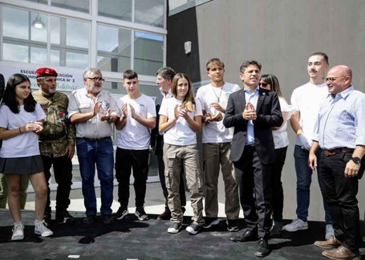 El Gobernador junto a alumnos y alumnas de la Escuela Técnica N° 2.