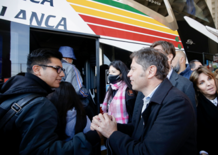 Axel Kicillof junto a un estudiante beneficiado por el programa provincial.