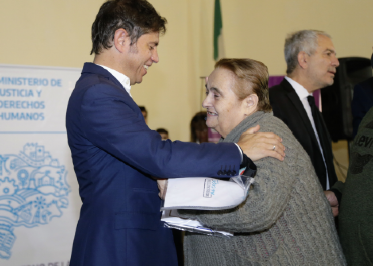 Axel Kicillof junto a una vecina que fue beneficiada por el programa