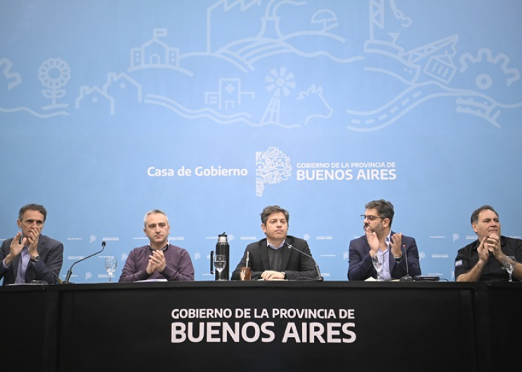El Gobernador durante la conferencia junto a los ministros.