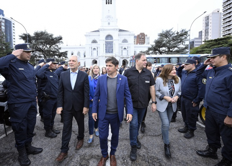 El Gobernador durante la puesta en funcionamiento de los patrulleros.