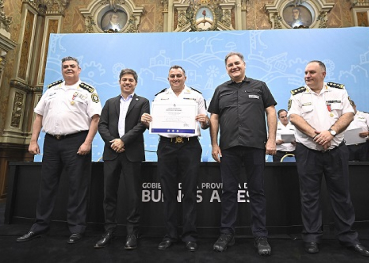 Kicillof encabezó el acto de ascenso de oficiales de la Policía provincial