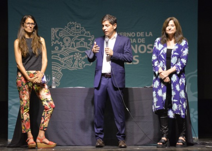 Axel Kicillof junto a las ministras Elizabeth Gómez Alcorta y Estela Díaz.