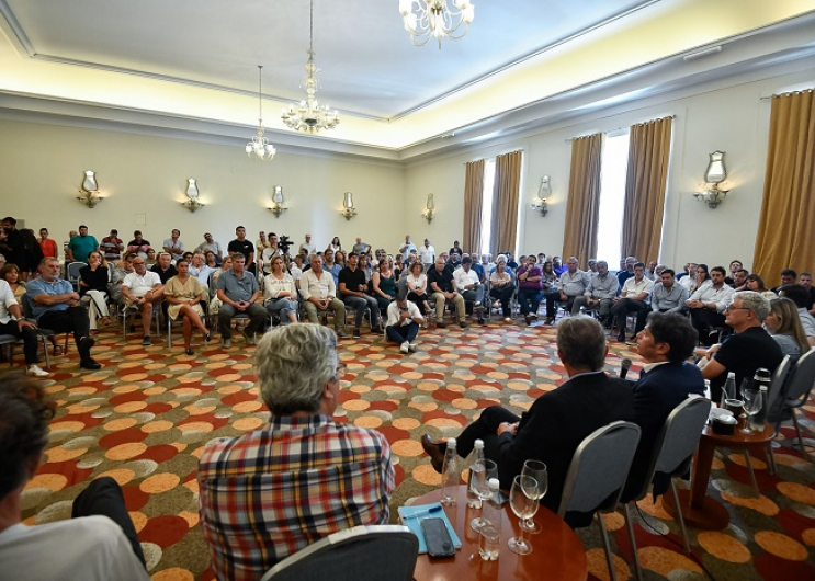 El Gobernador durante el encuentro.