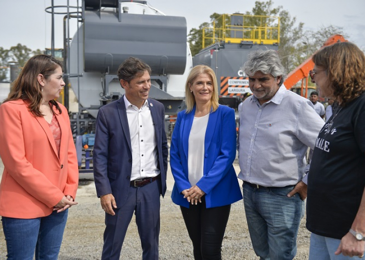El Gobernador durante la puesta en marcha de la nueva planta asfáltica de Moreno Provincia Leasing