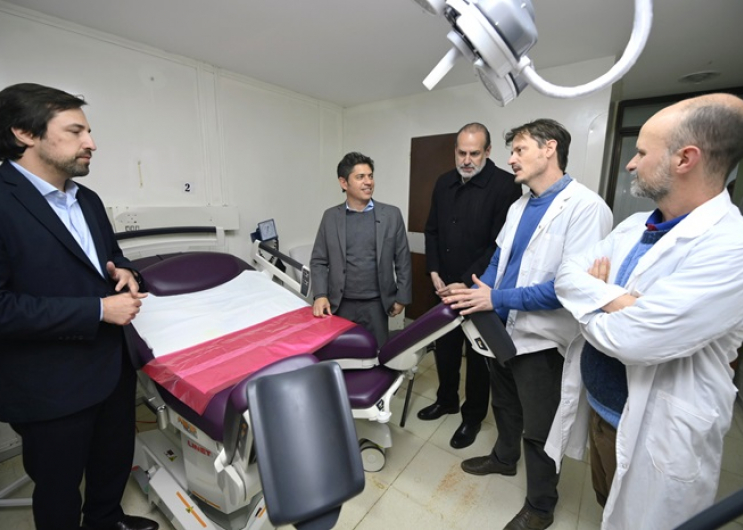 Kicillof recorrió los avances de las obras del plan hídrico y de restauración del Hospital Penna
