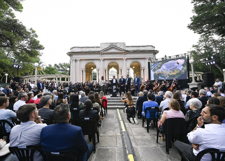 Kicillof encabezó el inicio de las obras de restauración integral del Teatro del Lago