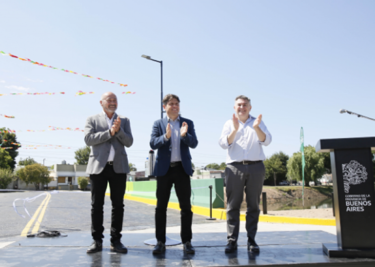 Axel Kicillof junto a Mario Secco y Guillermo Jelinski, tras la inauguración del puente.