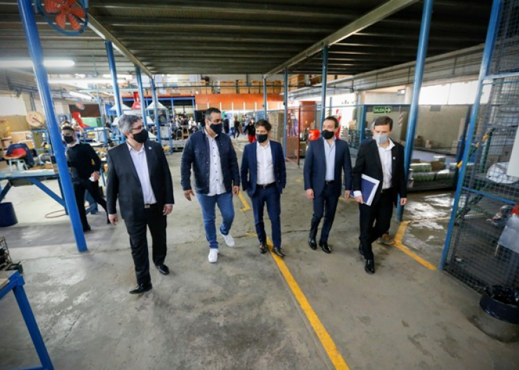 Axel Kicillof visitó las instalaciones de la Cooperativa Galaxia