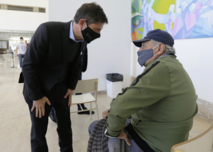 Axel Kicillof junto a un adulto mayor en el anuncio sobre vacunación.