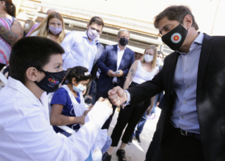 Axel Kicillof junto a los niños y niñas en el establecimiento escolar