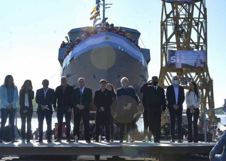 Kicillof y Taiana participaron de la botadura de una embarcación en el Astillero Río Santiago