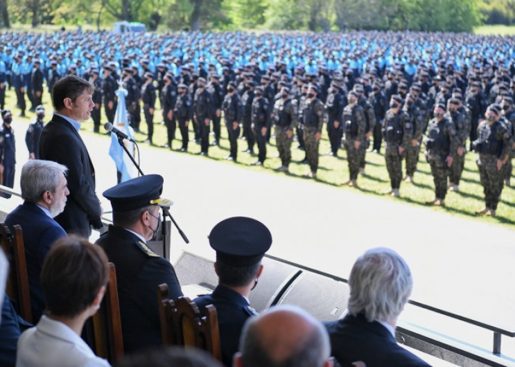 Kicillof tomó juramento a la bandera nacional a cadetes egresados de la Policía de la Provincia