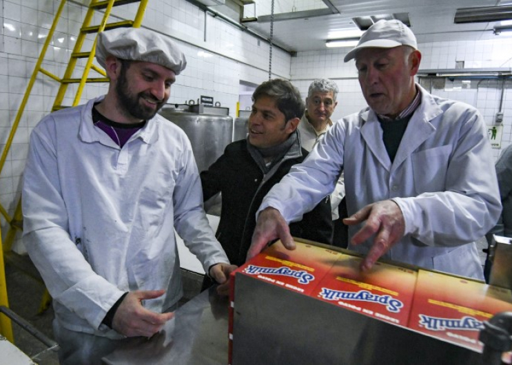 El Gobernador junto a trabajadores de la fábrica de lácteos