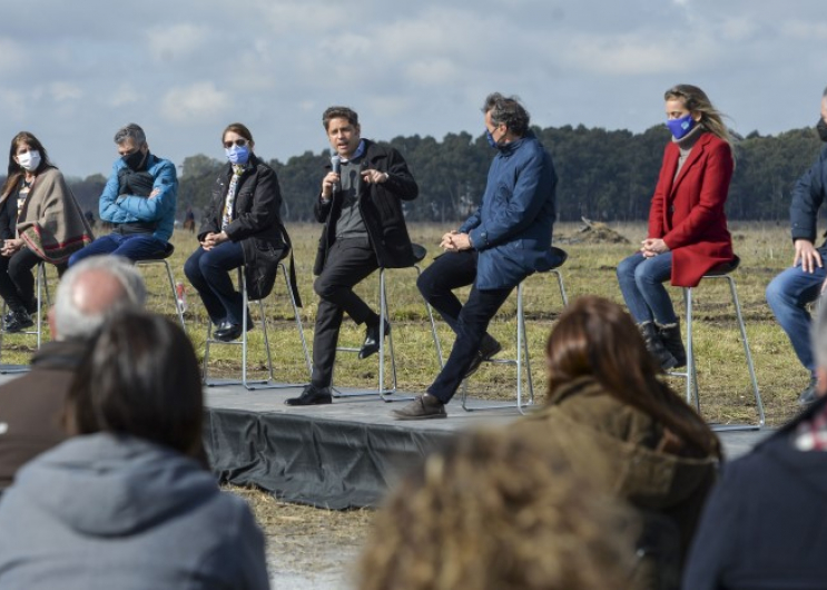 Axel Kicillof junto a ministros e intendentes