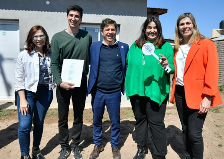 Kicillof entregó viviendas a familias del barrio Quinta 80