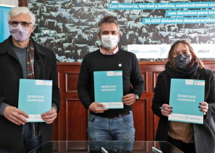 El Subsecretario de derechos humanos matías moreno junto a la decana de humanidades y el vicepresidente de la UNLP