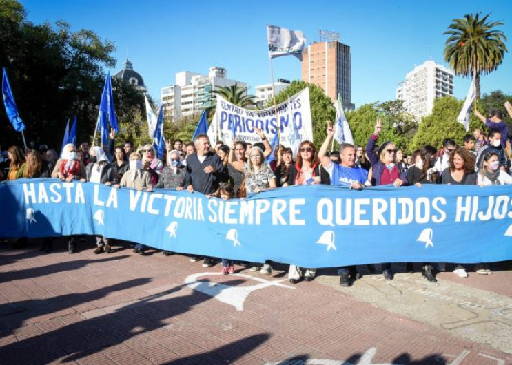 Homenaje a Madres de Plaza de Mayo 