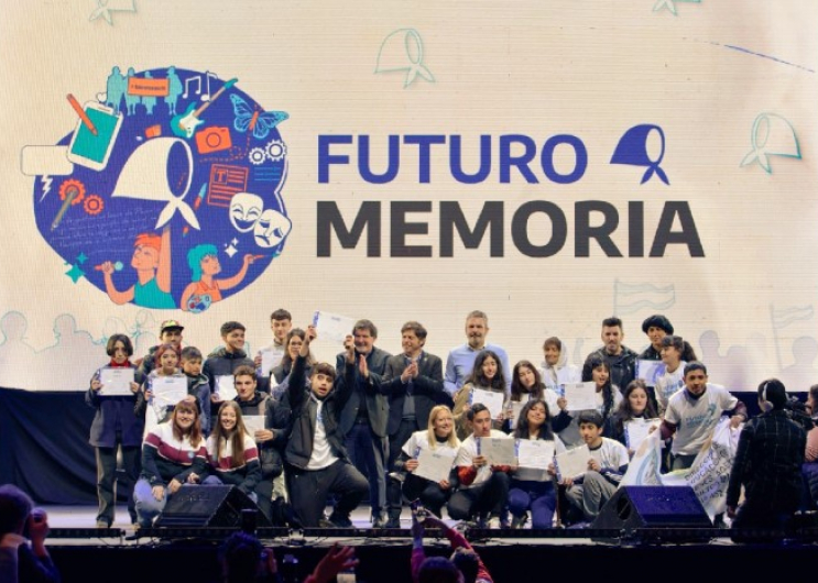 Kicillof junto a jóvenes que participaron del programa “Futuro Memoria”