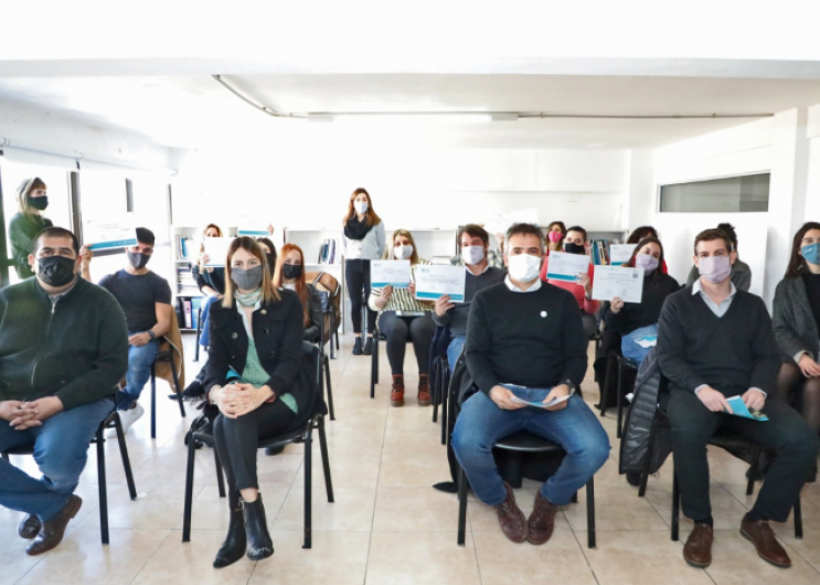 Foto de los alumnos con sus diplomas junto a las autoridades