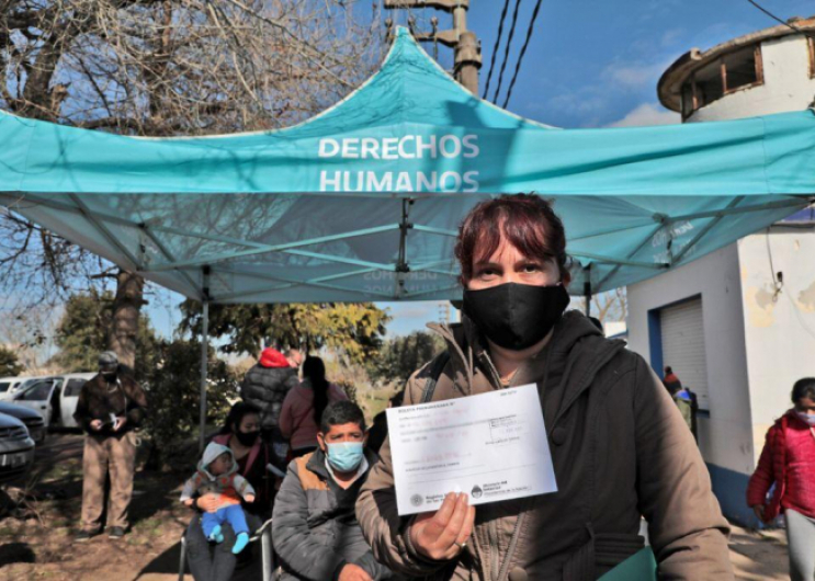 Mujer posa con el trámite que realizó en la jornada "Espacios de Derechos"