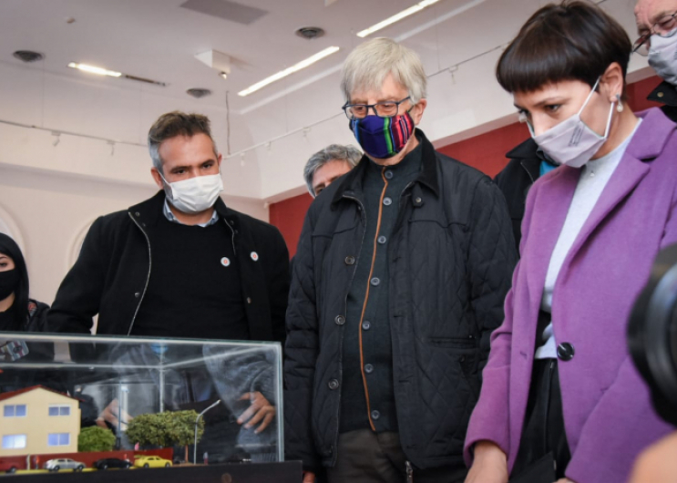 Foto de las autoridades en la muestra