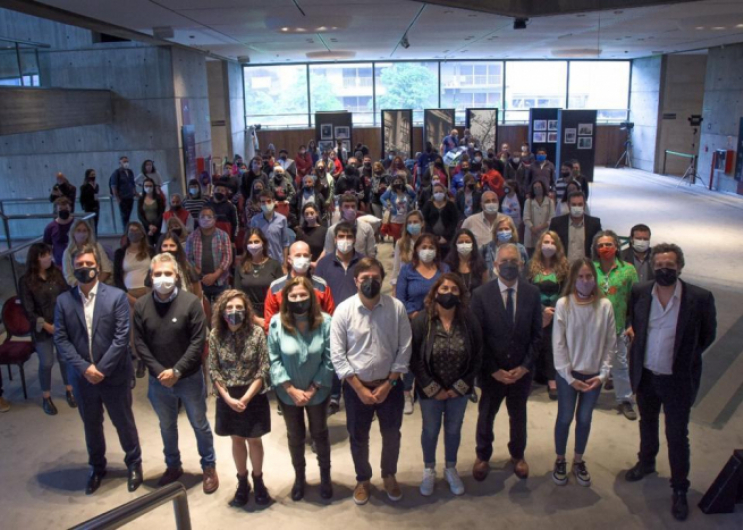 Foto de las autoridades junto a las organizaciones sociales.