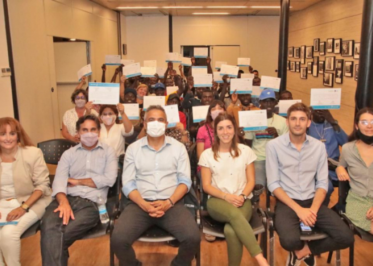 Foto de autoridades, docentes y alumnos posando con el certificado.