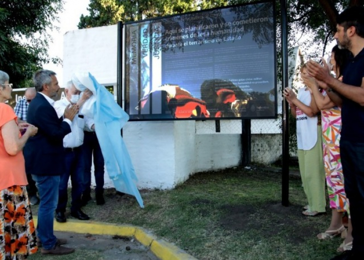 Foto de los presentes descubriendo el cartel.