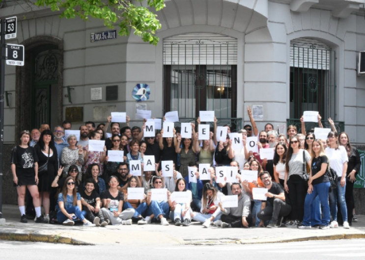 Abrazo simbólico en defensa de los derechos humanos y la democracia