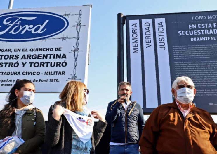 subsecretario matías moreno en reposición señalización fábrica ford