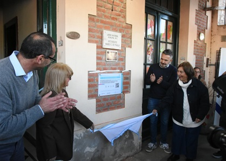Se descubre la placa