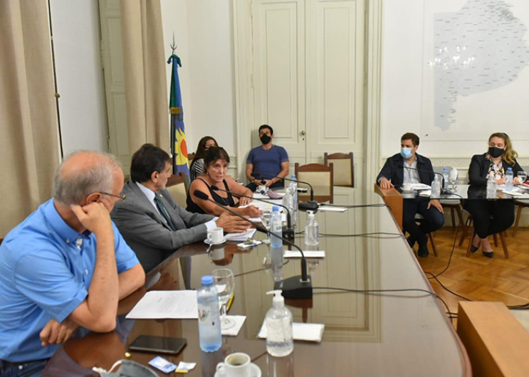 Teresa García y Daniel Gollan presentando el proyecto