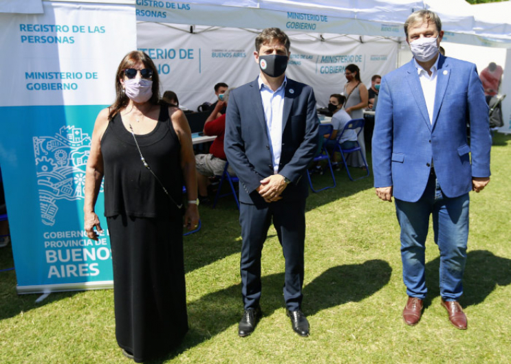 García, Kicillof y Cascallares en el operativo.