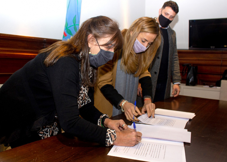 Teresa García junto a Victoria Tolosa Paz y Patricio Zalabardo