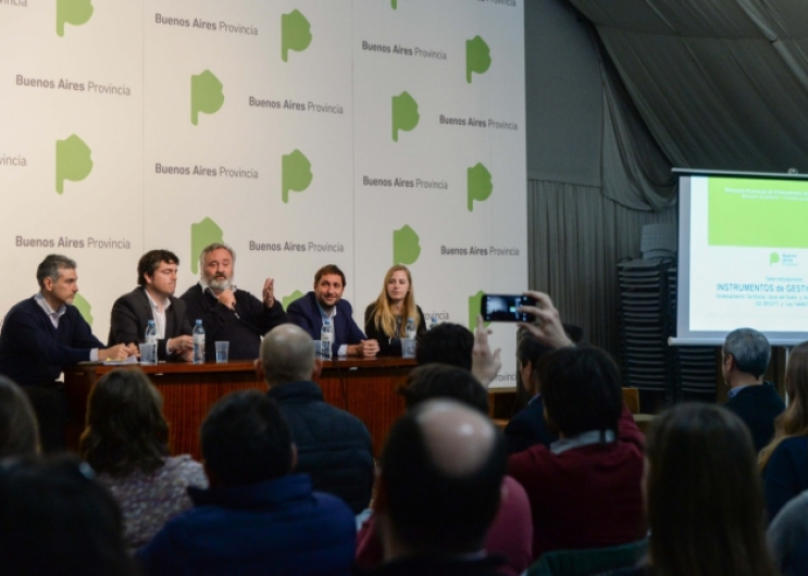 El ministro De la Torre junto a Álvarez de Celis y Sánchez Sorondo.