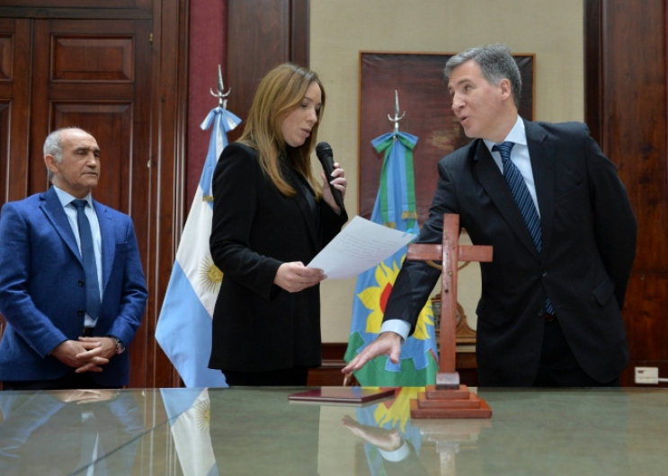 La gobernadora de la provincia de Buenos Aires, María Eugenia Vidal, tomó hoy juramento al nuevo ministro de Economía.