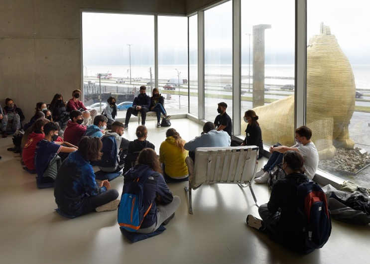 Grupo de personas recorriendo el museo