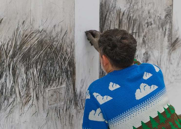 jerónimo veroa dibujando en la pared con carbonilla