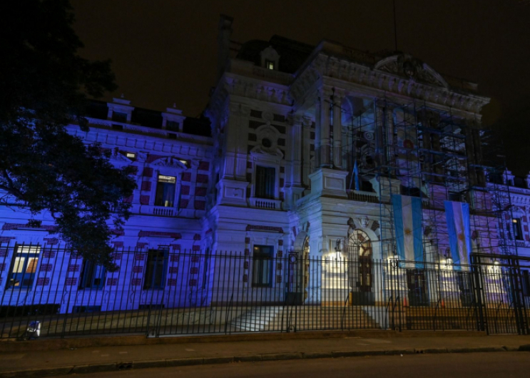 Iluminan de celeste la Casa de Gobierno