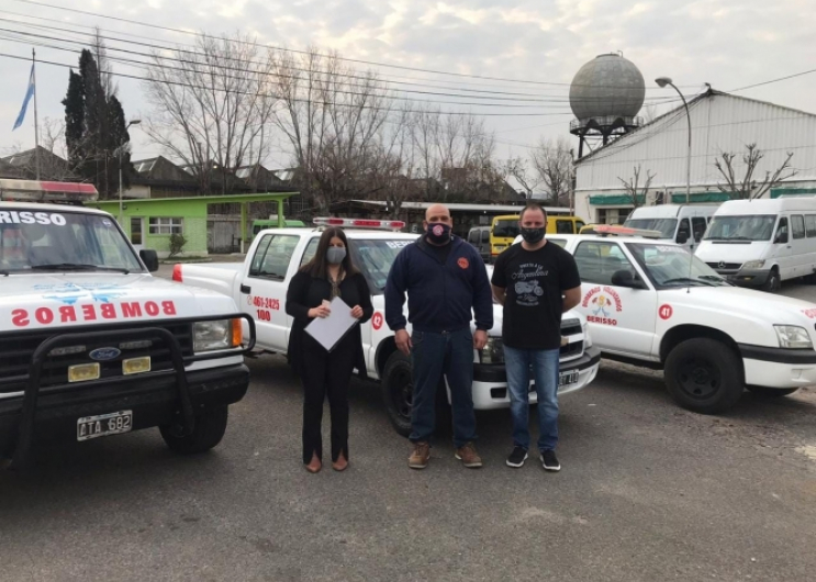 La Secretaría General donó camionetas a los Bomberos Voluntarios de Berisso