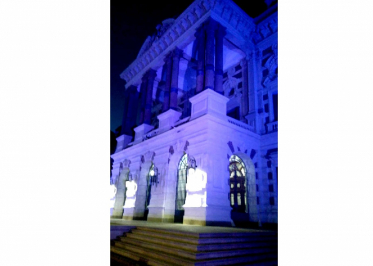 Iluminan de azul la Casa de Gobierno