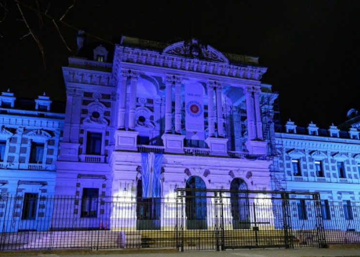 Iluminan de celeste y blanco la Casa de Gobierno bonaerense